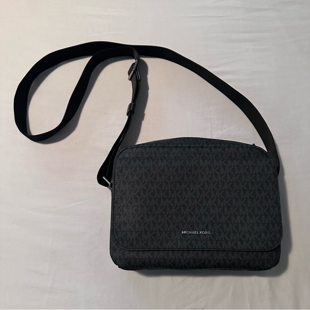 Micheal Kors Messenger Crossbody bag